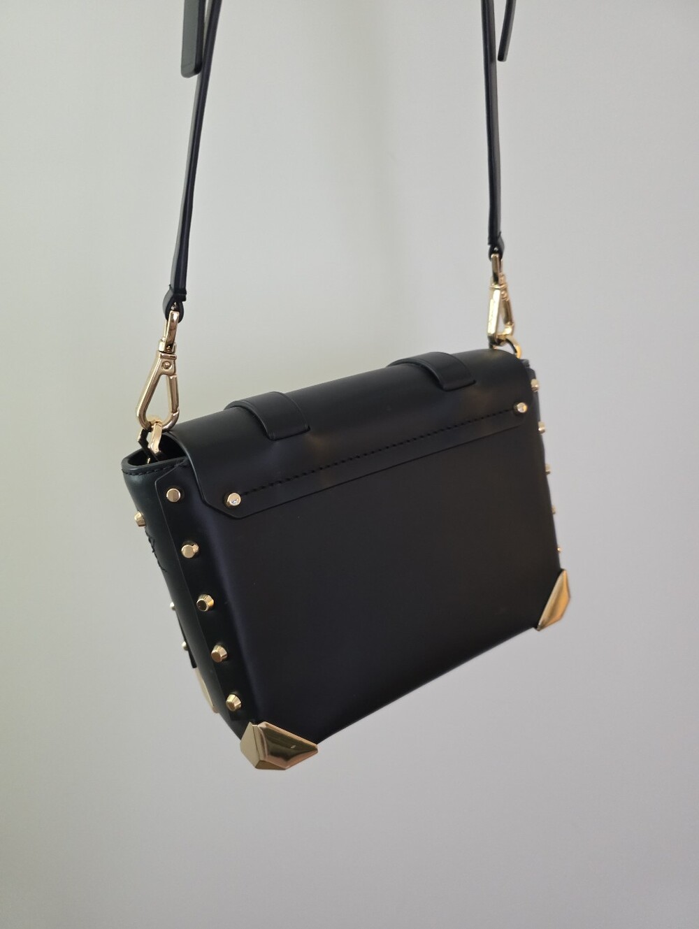 Michael Kors Manhattan Leather Stud Shoulder Bag Crossbody Flap Lock Black Gold - Picture 6 of 11